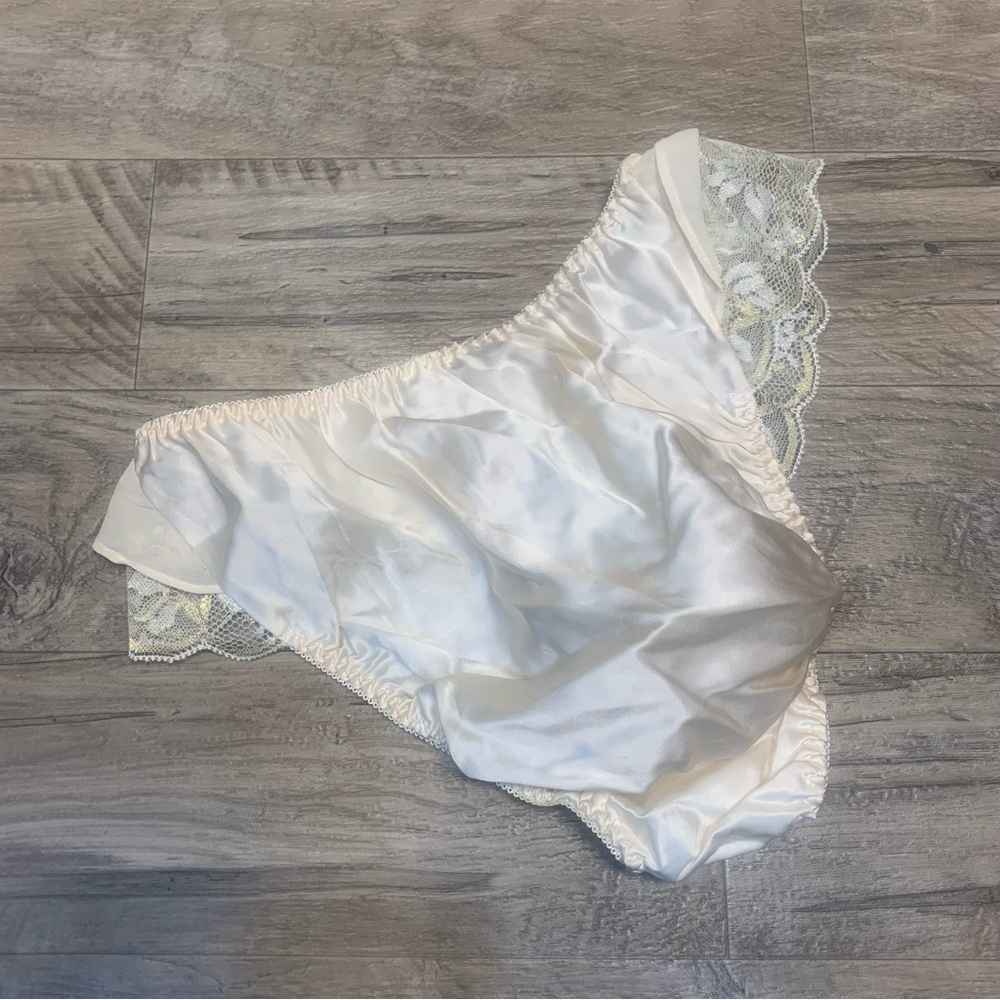 Victoria Secret Rare VTG Gold Label 90s 80s 100% Silk Lace Trim Bikini Panty - Picture 5 of 12